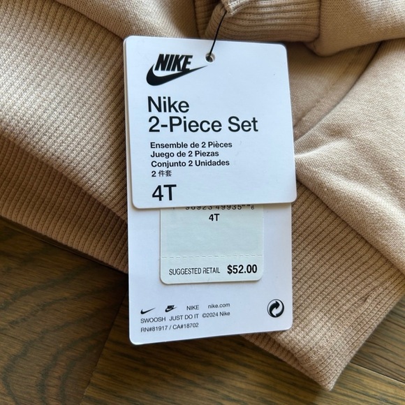 NWT Nike Toddler Set size 4T - Picture 2 of 2